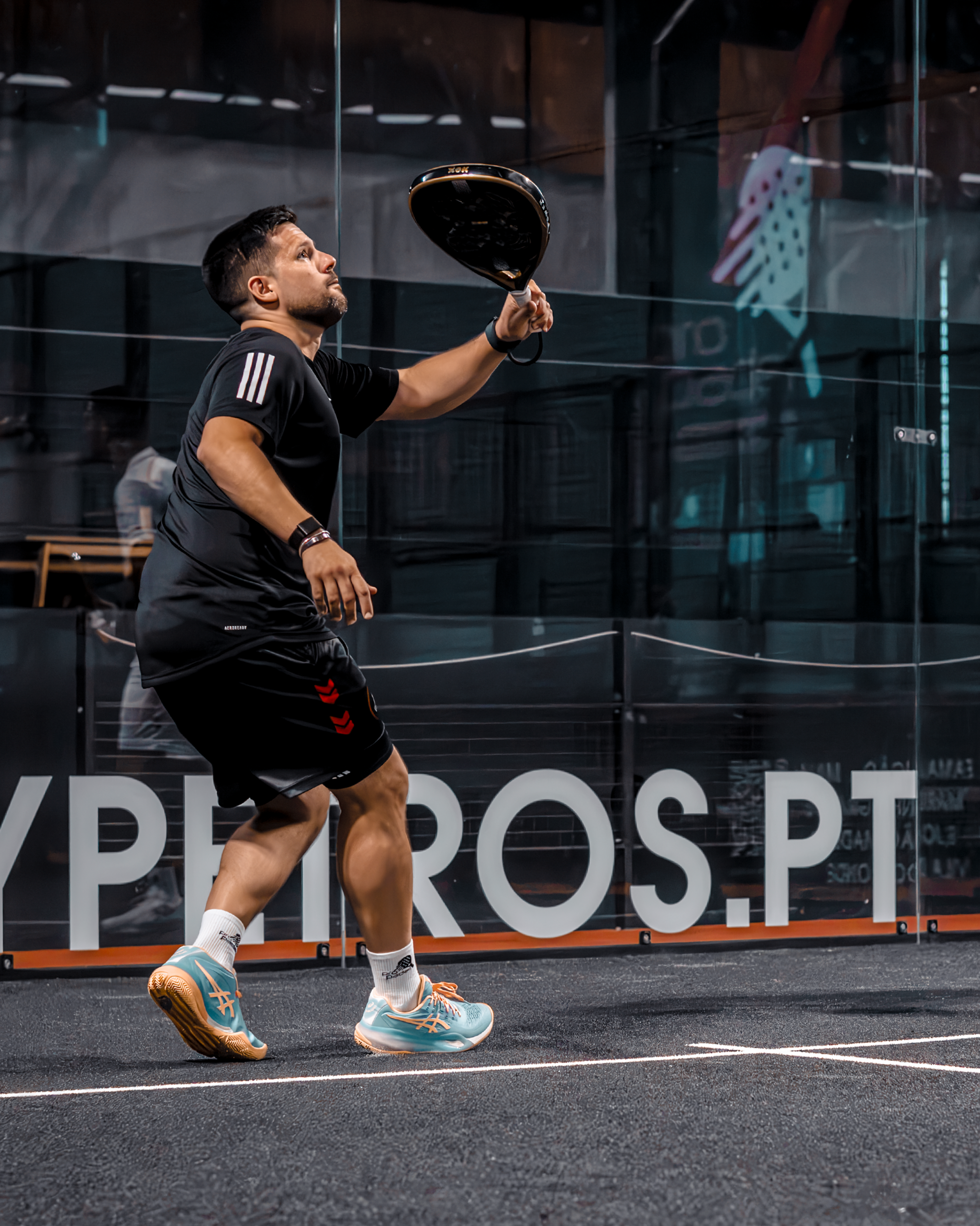 Atleta VORA em ação com a raquete Omni